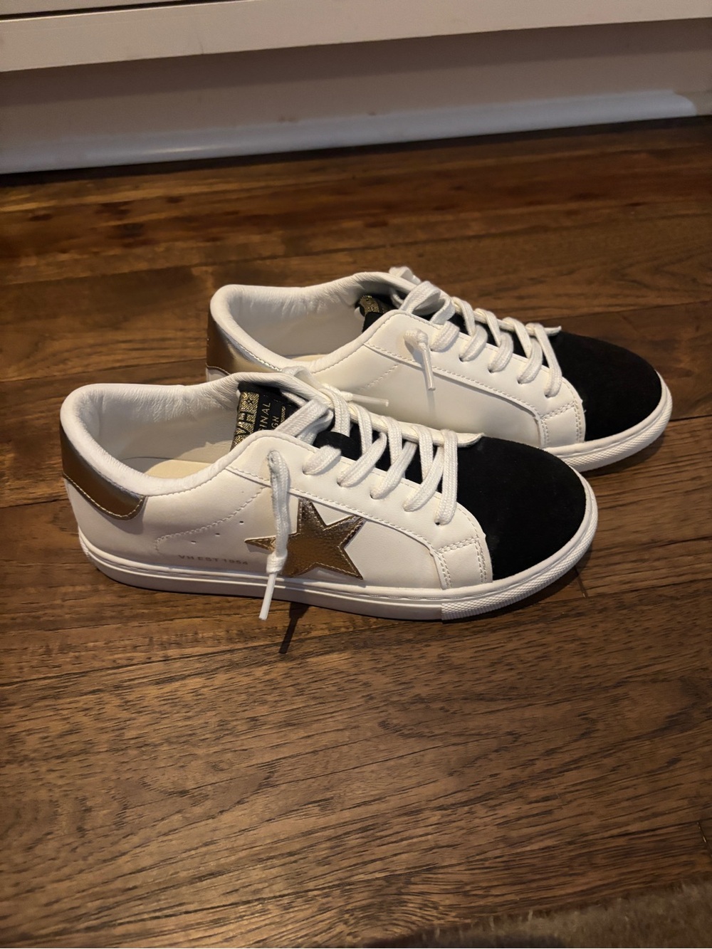 Vintage Havana White Leather Sneakers with Black Toe and Gold Star Accent - Picture 3 of 7
